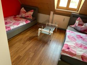 Postel nebo postele na pokoji v ubytování Fewo Floss Oberer Berg
