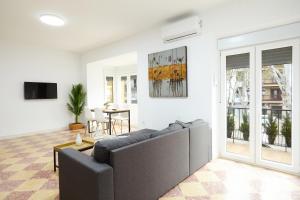 a living room with a couch and a table at Altozano la Victoria B in Andújar
