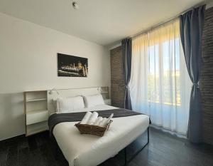 Ένα ή περισσότερα κρεβάτια σε δωμάτιο στο Arch Rome Suites