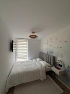 una camera da letto con un letto con uccelli sul muro di Linisterra Resort a Târgu Neamț Altre 32 foto