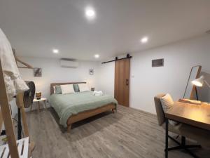 The Miners Cottage On Nettleton Lightning Ridge客房内的一张或多张床位