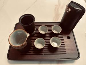 a tray with four cups on top of it at 五星佶民宿 in Jinning