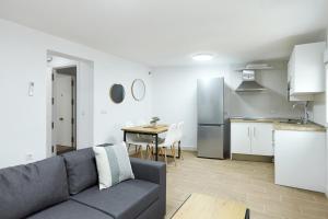 a living room with a couch and a kitchen at Altozano la Victoria C in Andújar