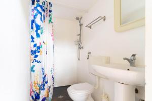 a bathroom with a toilet and a sink at Le Pajare di Annibale by BarbarHouse in Lido Conchiglie