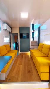 A seating area at Casa Flotante en el Puerto de Vigo - Different Charter
