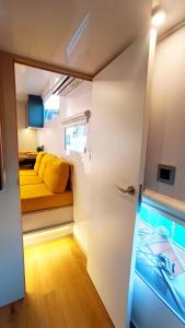 A bed or beds in a room at Casa Flotante en el Puerto de Vigo - Different Charter
