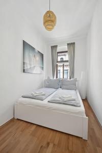 a white bed in a white bedroom with a window at Ocean Breeze Residence - Nahe Uni & Zentrum in Dresden