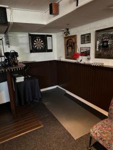 Ο χώρος του lounge ή του μπαρ στο Esplanadens vandrarhem i Oxelösund