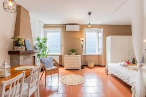 un salon avec un lit et une salle à manger dans l'établissement Ortensia Lake View Studio, à Oria