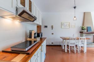 Il comprend une cuisine équipée d'une cuisinière. four supérieur à côté d'une table dans l'établissement Ortensia Lake View Studio, à Oria