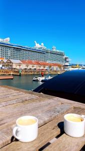 Coffee and tea making facilities at Casa Flotante en el Puerto de Vigo - Different Charter