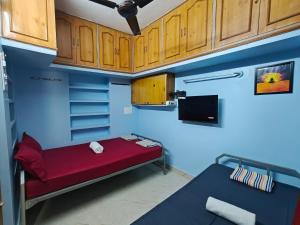 Un televizor și/sau centru de divertisment la Aalaya Homestay