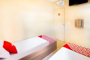 Postel nebo postele na pokoji v ubytování OYO Hotel Itarantim, São Paulo