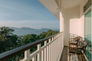 ein Balkon mit Stühlen und Blick auf das Meer in der Unterkunft Marina Gallery Resort-KACHA-Kalim Bay by Sugar Marina Boutique Hotels in Patong Beach