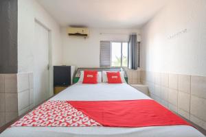 a bedroom with a bed with red pillows on it at OYO Nações Unidas, Sao Paulo in Sao Paulo
