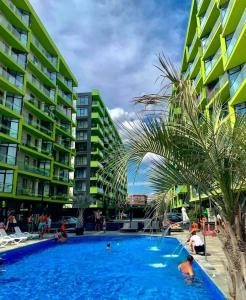 Bazén v ubytování EDM Alezzi Apartament nebo v jeho okolí