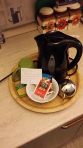 czarny dzbanek do herbaty na talerzu na stole w obiekcie Il Sole e La Luna w Turynie