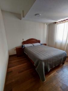 a bedroom with a bed in a room with a window at Bonito y cómodo ideal para trabajar in La Paz