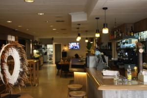 a bar in a restaurant with a bar counter at Hostal Crisami in Solsona