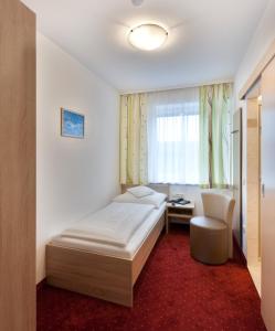 Łóżko lub łóżka w pokoju w obiekcie Hotel Restaurant Wallner I contactless check-in