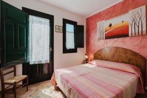 una camera da letto con un letto e una finestra di Casa Chiocciola a San Vito lo Capo