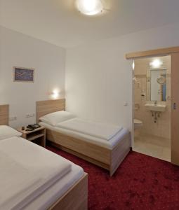 Łóżko lub łóżka w pokoju w obiekcie Hotel Restaurant Wallner I contactless check-in