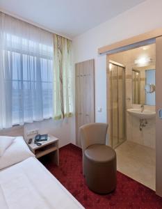 Łóżko lub łóżka w pokoju w obiekcie Hotel Restaurant Wallner I contactless check-in