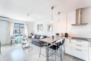 Kuchyňa alebo kuchynka v ubytovaní VB Pueblo del Parque 2BDR Apartment