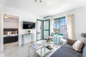 Televízia a/alebo spoločenská miestnosť v ubytovaní VB Pueblo del Parque 2BDR Apartment