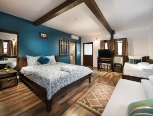 a bedroom with a bed and a living room at Vila Toplika in Kara Agach