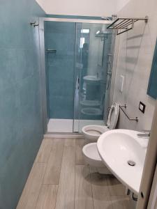 a bathroom with two toilets and a shower at Casa Gioia in Peschici