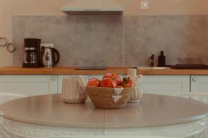 a basket of fruit on a table in a kitchen at Coastal Cottage Chic House in Vlikhón