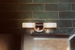 einem Türgriff an einer Ziegelmauer in der Unterkunft Coastal Cottage Chic House in Vlikhón + 11 Fotos