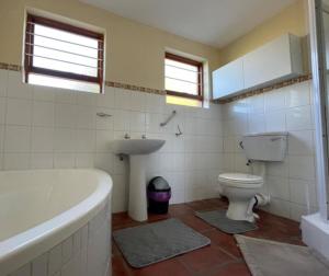 Un baño con bañera, inodoro y lavabo. en 33 on Smuts Selborne, en East London 45 fotos más