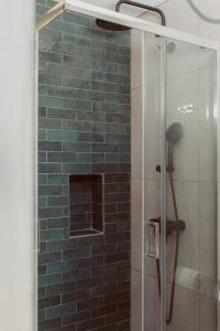 ein Badezimmer mit Dusche mit Glastür in der Unterkunft Coastal Cottage Chic House in Vlikhón