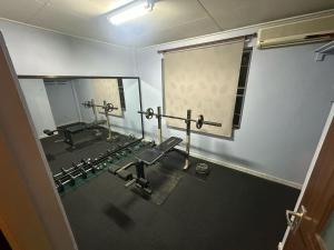 Spacious 4-Bedroom Family Home في باراماريبو: حمام به مغسلتين ومرآة