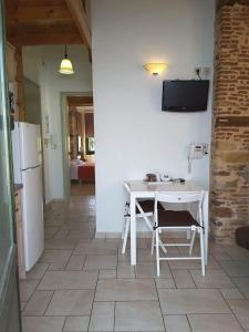 cocina con mesa blanca y nevera blanca en Frourio Apartments, en Chios