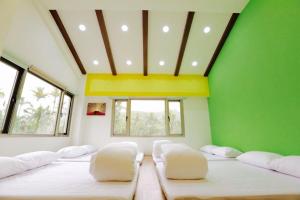三義鄉的住宿－樂福民宿，一间设有四张床的客房,拥有绿色的墙壁