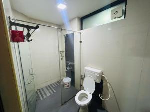 Koupelna v ubytování Chennai Grand Residency + 28 fotografií