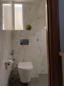 Ένα μπάνιο στο Cozy Summer House by the Beach +30 φωτογραφίες