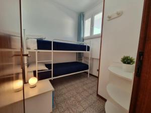 Habitación con 2 literas y ventana en Primavera 2-1, en Lido di Pomposa