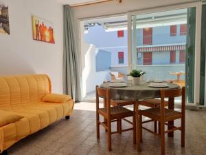 una sala de estar con una mesa y un sofá en Primavera 2-1, en Lido di Pomposa