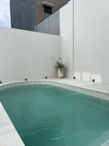Swimmingpoolen hos eller tæt på Nossacasa Villa Sejuk Estetik Pool Setiabudi Bandung