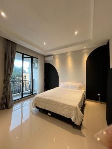 En eller flere senge i et værelse på Nossacasa Villa Sejuk Estetik Pool Setiabudi Bandung + 14 billeder