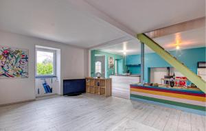 una grande stanza con cucina e scala di 1 Bedroom Stunning Home In Jumilhac-Le Grand a Jumilhac-le-Grand