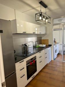 A kitchen or kitchenette at Face à La Mer