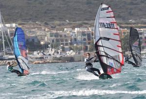 a group of people windsurfing in the ocean at La Casa di Caterina in Peschici