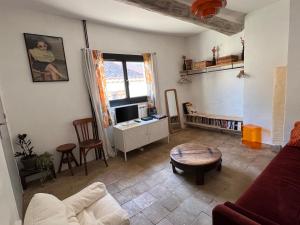 a living room with a couch and a table at Maison cosy en Provence Proche Golf Pont Royal in Alleins