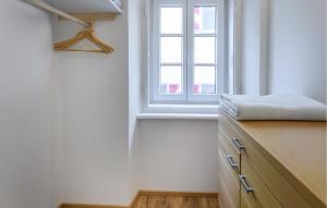 Habitación con ventana y tocador de madera. en Moderne Ferienwohnung, en Bad Hofgastein