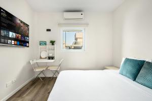 Postel nebo postele na pokoji v ubytování Netanya Beachfront Bliss Apartments by Sea N' Rent + 37 fotografií